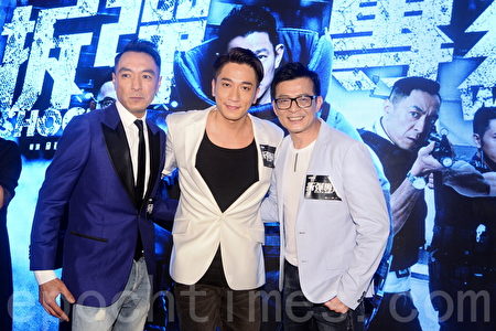4月19日，《拆弹专家》剧组举行首映礼。从左至右为：黑仔（姜皓文）、吴卓羲和黄日华。（宋碧龙/大纪元）