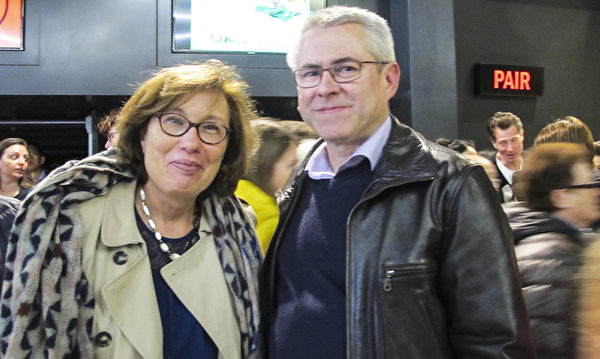 IT工程师Jean-Marie Allano与任职技术助理的夫人Véronique观看了4月22日晚上神韵在巴黎的演出。（麦蕾／大纪元）
