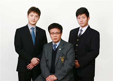 达圆企业总经理蔡东霖(中)与蔡镇宇(右)、蔡镇洲(左)两兄弟。(达圆企业提供)