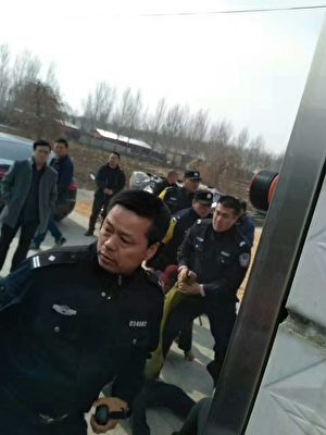 黑龍江特警毆打村民。(知情人提供)