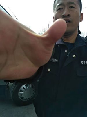 黑龍江特警毆打村民,要搶村民手機。(知情人提供)