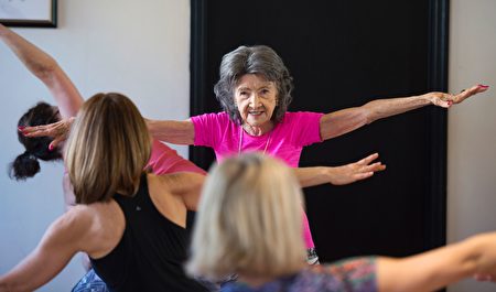 2017年1月16日，98岁的瑜伽师道‧波尔琼－林奇（Tao Porchon-Lynch）在纽约州威斯特彻斯特县哈特斯戴尔教授瑜伽课。她是最年长瑜伽教练的吉尼斯世界纪录保持者。(DON EMMERT/AFP/Getty Images)