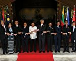 2017年4月29日，在菲律宾马尼拉举行的第30届东盟峰会第二天，传出经其他会员国抗议，原未列入声明草案中的南海问题将重新列入。本图为东盟各会员国代表合影。（MOHD RASFAN/AFP/Getty Images）