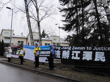 4月25日，芬兰部分法轮功学员到中领馆前和平抗议，呼吁中共立即停止对法轮功18年的残酷迫害。（李乐/大纪元）