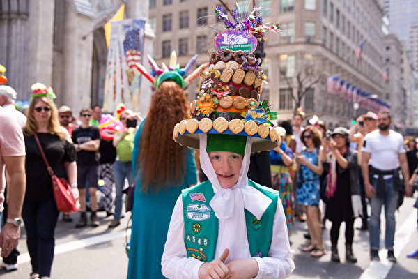 纽约第五大道复活节帽子争奇斗艳。（戴兵／大纪元）