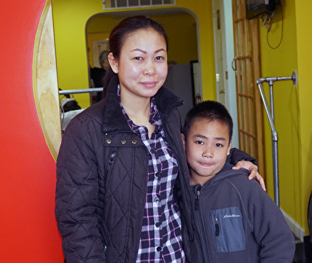 8岁的Nick行走不便，第一次随母亲来OPT南费城物理治疗中心接受物理治疗。（周琪/大纪元）