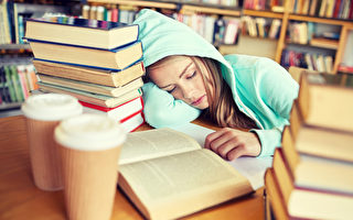 中学生睡不够危害多 睡眠专家们吁8点半开课