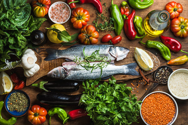 堅持地中海飲食的人可將罹患阿茲海默症的風險降低53%，如魚中的ω-3脂肪酸和蔬果中的多酚都是抗炎營養成分。(Foxys Forest Manufacture/Shutterstock)