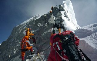 珠穆朗玛峰“希拉里台阶”坍塌 登顶危险增