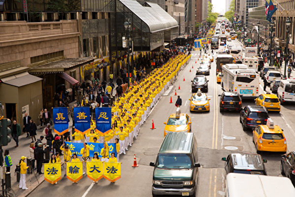 2017年5月12日，纽约上万人举行庆祝法轮大法弘传世界25周年活动，并举行横贯曼哈顿中心42街的盛大游行。（艾文／大纪元）