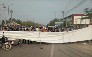 河北一化工廠毒氣泄漏 上千村民堵路抗議