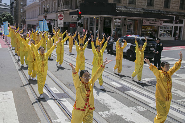 旧金山法轮功学员庆祝法轮大法传世25周年
