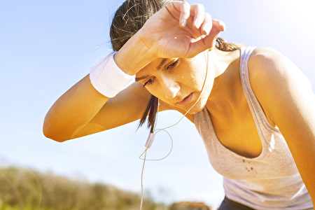 运动有一个标准，就是以心脏不剧烈跳动，身体微微出汗发热为宜，运动过度反而会伤害身体。（Fotolia）