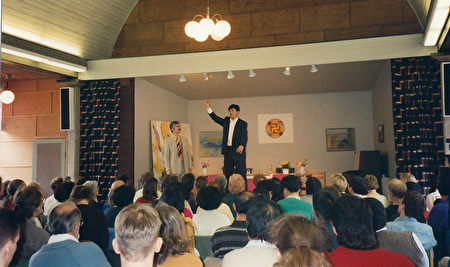 李洪志师父1995年4月在哥德堡举办七天面授学习班时的会场。（明慧网）