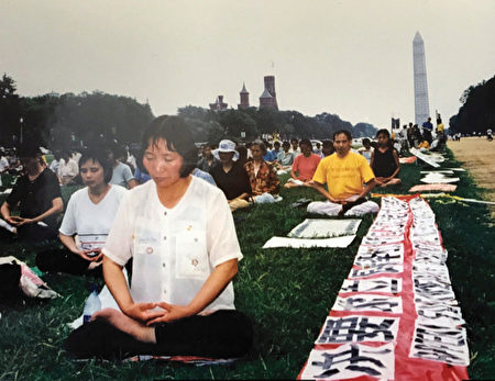 1999年7月末，法轮功学员们于华府前大草坪静坐陈情。（李女士提供）