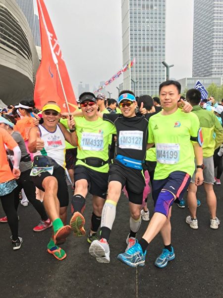 大連馬拉松賽，吳宏鋼與大陸航運界好友跑友合照。（吳宏鋼提供）