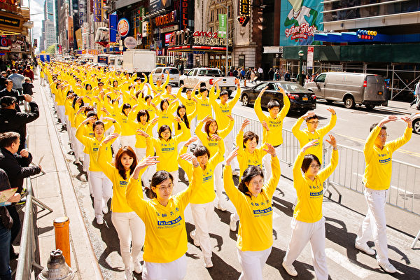 2017年5月12日，纽约上万人举行庆祝法轮大法弘传世界25周年活动，并举行横贯曼哈顿中心42街的盛大游行。（爱德华／大纪元）