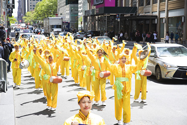 2017年5月12日，纽约上万人举行庆祝法轮大法弘传世界25周年活动，并举行横贯曼哈顿中心42街的盛大游行。（季媛／大纪元）