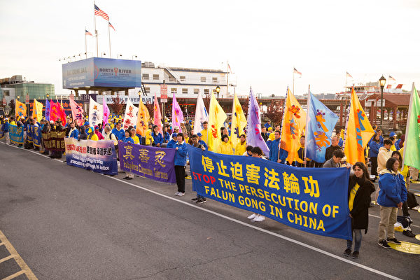 5月11日傍晚，來自世界各地的近千名法輪功學員在中共駐紐約大使館前舉行大煉功活動，展示和平抗議。（戴兵／大紀元）
