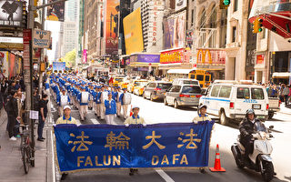 2017年5月12日，紐約上萬人舉行慶祝法輪大法弘傳世界25週年活動，並舉行橫貫曼哈頓中心42街的盛大遊行。（戴兵／大紀元）