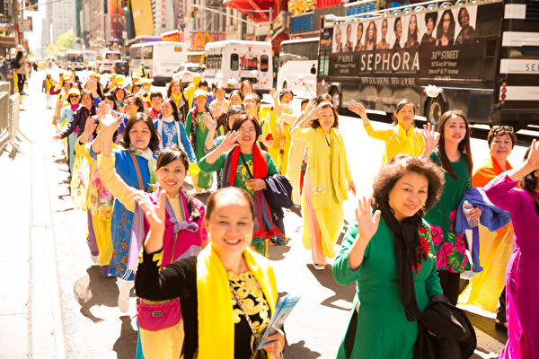 2017年5月12日，来自全世界的逾万名法轮功学员来到美国纽约曼哈顿举行盛大游行，庆贺法轮大法洪传25周年和第18届“世界法轮大法日”。（戴兵／大纪元）