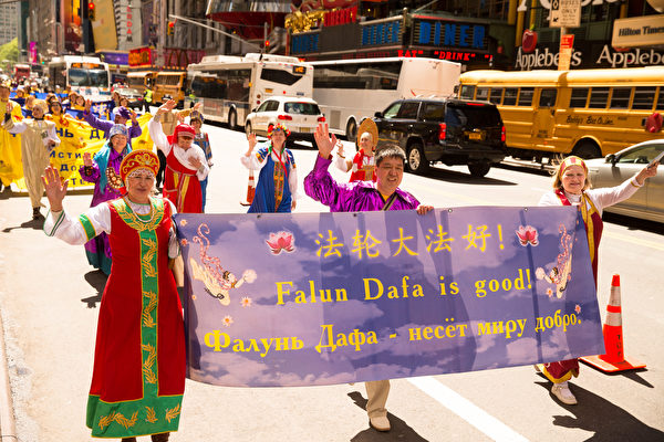 2017年5月12日，来自全世界的逾万名法轮功学员来到美国纽约曼哈顿举行盛大游行，庆贺法轮大法洪传25周年和第18届“世界法轮大法日”。（戴兵／大纪元）