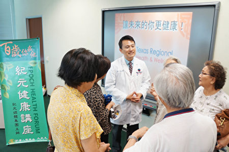 圖:陶慶麟醫師在紀元健康講座上講解「痛症根源與關節損傷」。(易永琦/大紀元)