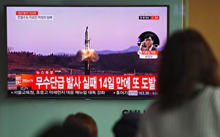 朝鮮官媒宣稱，朝鮮最近一次成功試射中長程新型火箭「火星12型」（Hwasong-12），美方對此表示質疑。(Photo credit should read JUNG YEON-JE/AFP/Getty Images)