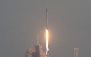 SpaceX发射美机密间谍卫星 成功回收火箭