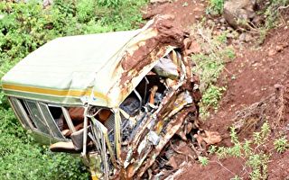 坦桑尼亚重大车祸 学校巴士翻落山路旁36死