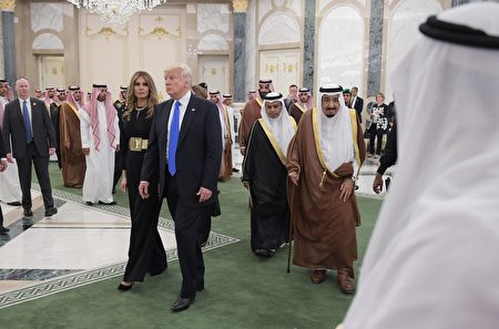 梅拉尼娅和川普在沙特阿拉伯。 (Photo credit should read MANDEL NGAN/AFP/Getty Images)
