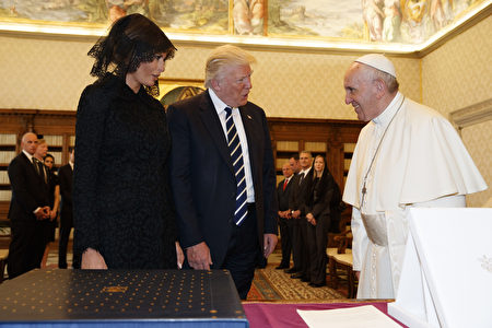 在梵蒂冈，为了向教皇表达敬意，她头戴黑色蕾丝头纱。 (Photo credit should read EVAN VUCCI/AFP/Getty Images)