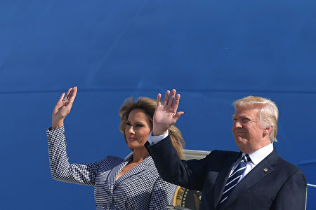 US President Donald Trump (R) and First Lady Melania Trump wave as they step off the Air Force One at Melsbroek military airport in Steenokkerzeel on May 24, 2017. US President Donald Trump arrived in Brussels ahead of his first talks with NATO and European Union leaders. / AFP PHOTO / MANDEL NGAN (Photo credit should read MANDEL NGAN/AFP/Getty Images)