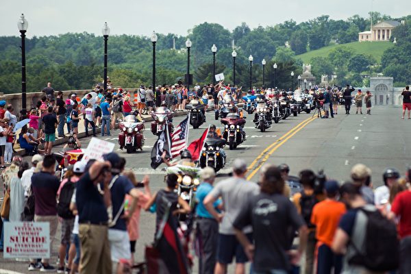 2018年5月27日，「滾雷」（Rolling Thunder）摩托車隊現身華府陣亡將士紀念日大遊行。 (ERIC BARADAT/AFP/Getty Images)