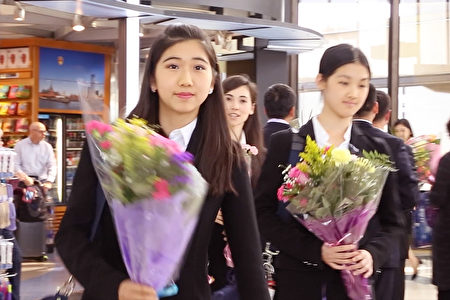美国神韵国际艺术团演员在纽瓦克国际机场接受粉丝献花。（施萍／大纪元）