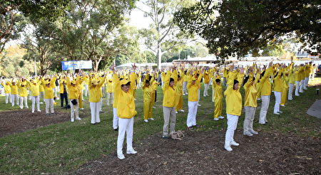 5月6日，悉尼部分法轮功学员在Camperdown公园进行功法展示。（大纪元）