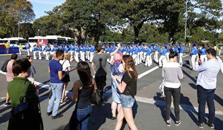 悉尼法轮功学员举行的世界法轮大法日游行一路吸引了众多的民众。（大纪元）