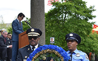 费城警长祭奠为工作而献身的警察和消防员