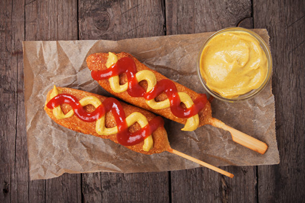 玉米狗的香腸是加工肉類，會增加罹患結腸癌和心臟病的風險；另外，它是用氫化植物油炸製的。(Igor Dutina/Shutterstock)