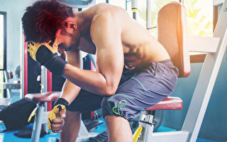 運動健身後選擇吃特定的食物，可有效緩解肌肉酸痛。(Panumas Yanuthai/Shutterstock)
