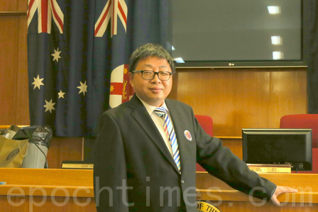 悉尼Parramatta市華裔市議員John Hugh介紹道:「去年中共領事館找我說,神韻裡面包含政治的東西,要求我不可以再來看,也不可以給神韻寫賀信,今年我照樣寫賀信,而且我現在就在這裡,答案很顯然。」(駱亞/大紀元)