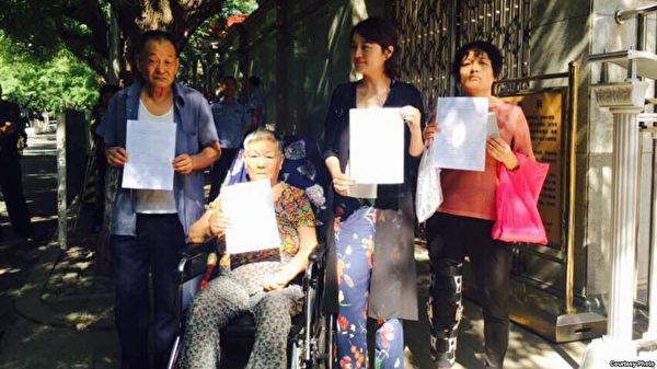 王全璋父母和姐姐及妻子李文足6月1日到最高法院遞交控告信被拒。（知情人提供）