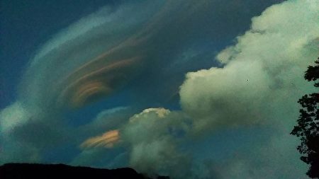 組圖：「彩色飛碟雲」台警拍攝到極美照片