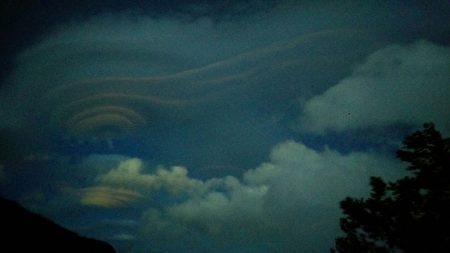 组图：“彩色飞碟云”台警拍摄到极美照片