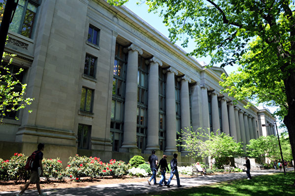 哈佛大學是美國最古老的大學，成立於1635年，也是常春藤盟校之一，其影響力遍布全球各個領域。圖為位於麻薩諸塞州的哈佛法學院。(Darren McCollester/Getty Images)