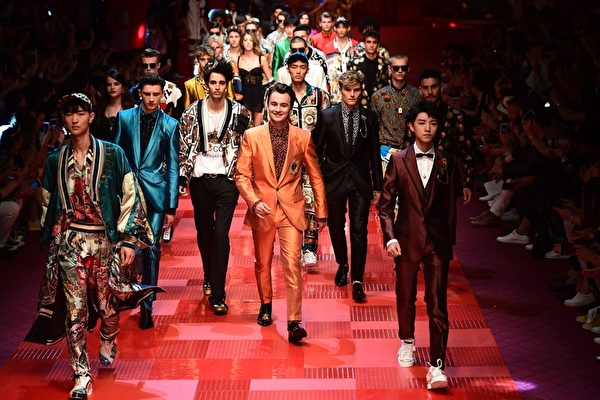 2017年6月17日，王俊凯在米兰时装周领衔走T台。(MIGUEL MEDINA/AFP/Getty Images)