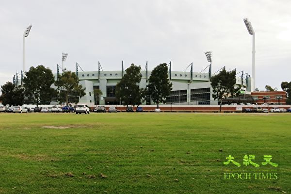 珀斯苏比亚克（Subiaco）体育场前的绿地Kitchener公园为工党政府新高中选址。（高敏 大纪元）