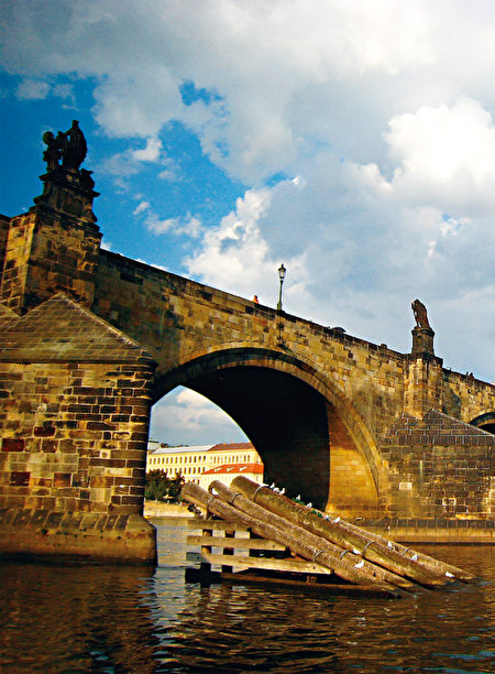 见证捷克诸多悲欢离合的卡尔大桥，不仅是捷克境内的美景，也是卡尔四世的丰功伟绩。（《捷克经典》／柿子文化） 