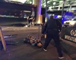 2017年6月3日晚間，3名攻擊者駕駛一輛白色汽車衝撞英國倫敦大橋上的人群，接著持刀隨機砍殺路人，造成6死30傷。本圖為遭警方擊斃的其中一名攻擊者，他身穿疑似炸彈的背心，後經證實為假炸彈。（GABRIELE SCIOTTO/AFP/Getty Images）