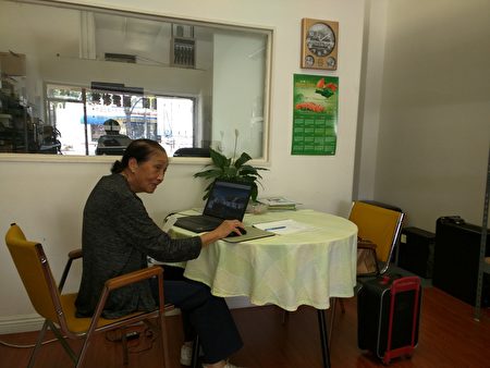 在新天地电脑公司学习使用电脑上网的华人丁女士。(徐绣惠／大纪元)